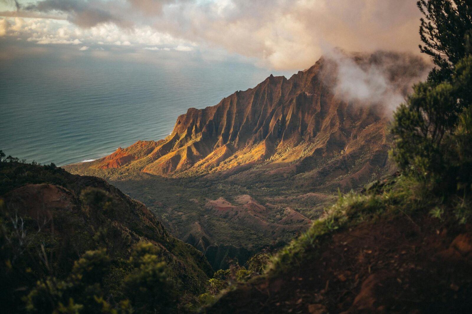 breathtaking kalalau valley mountains scenic view in kauai hawaii